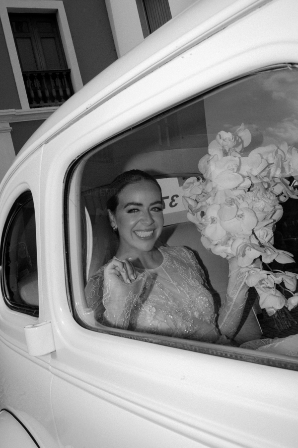 Romance in Puerto Rico: Dream Wedding and Tropical Delights | Interview with the bride about the preparation for the wedding, the choice of outfits and a rich musical program