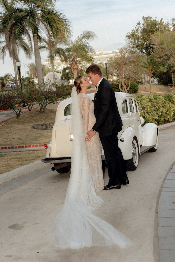 Romance in Puerto Rico: Dream Wedding and Tropical Delights | Interview with the bride about the preparation for the wedding, the choice of outfits and a rich musical program