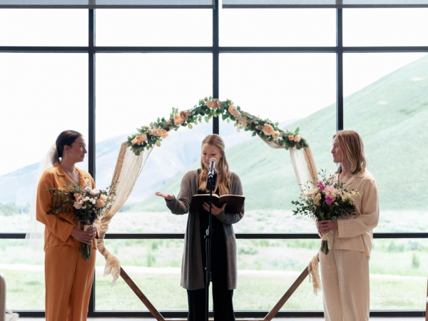 Unconventional Wedding with Sunrise Ceremony, Two Aisles and Brides in Pajamas | Interview With the Bride About Planning Details