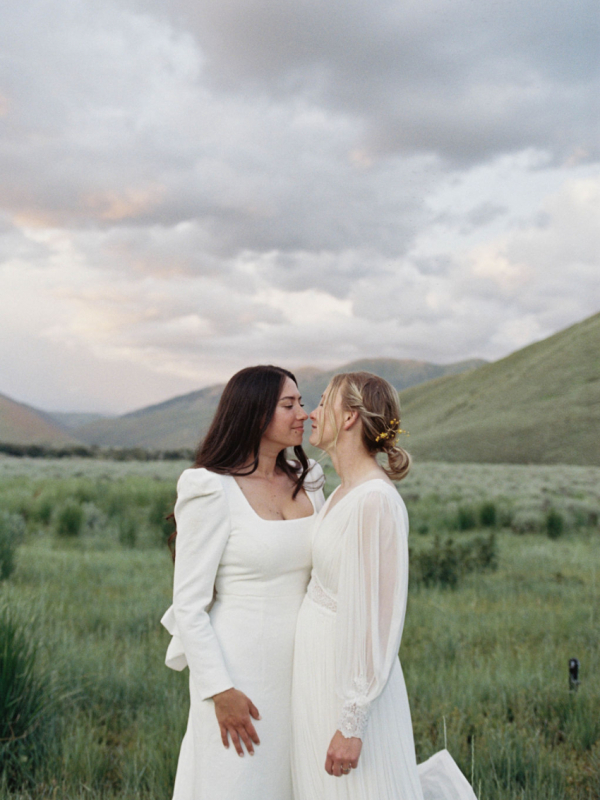 Unconventional Wedding with Sunrise Ceremony, Two Aisles and Brides in Pajamas | Interview With the Bride About Planning Details