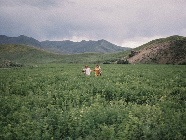 Unconventional Wedding with Sunrise Ceremony, Two Aisles and Brides in Pajamas | Interview With the Bride About Planning Details