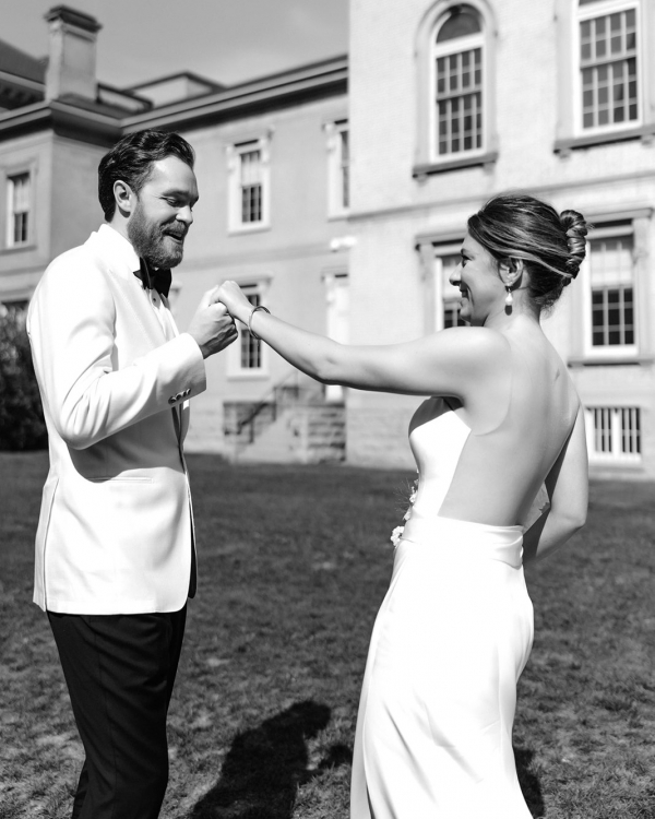 Modern Wedding in Toronto at Canoe | Interview with the Bride About Picking the Venue, Choosing Outfits, and Dealing with Planning Challenges