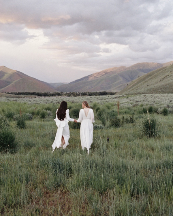 Unconventional Wedding with Sunrise Ceremony, Two Aisles and Brides in Pajamas | Interview With the Bride About Planning Details