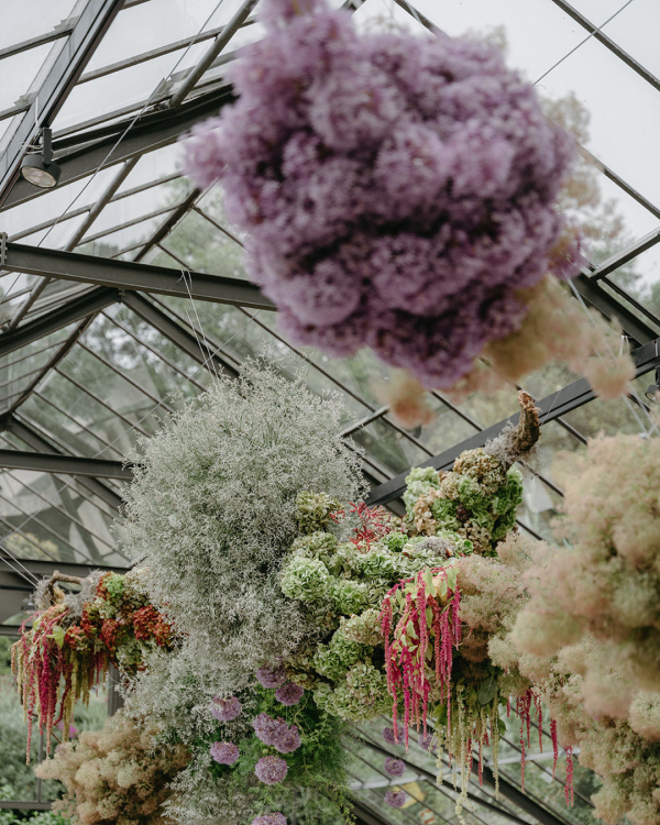7 Creative Floral Installation & Arrangement Ideas for Modern Couples