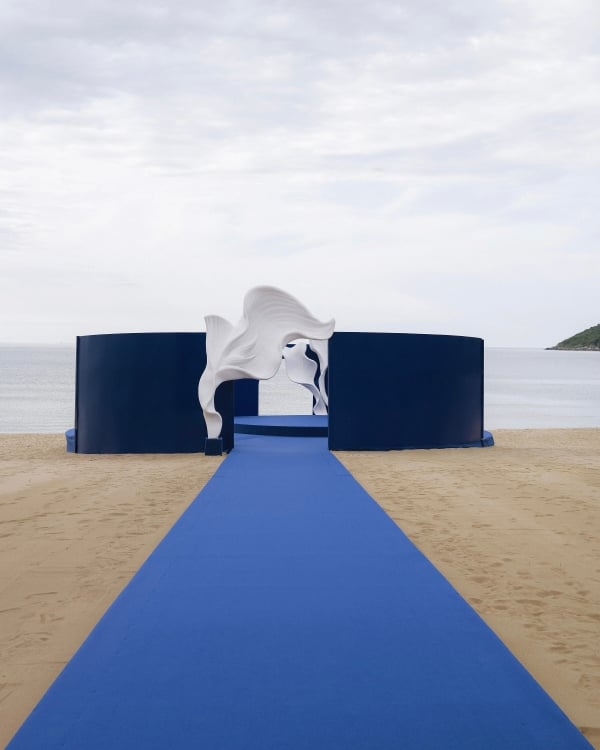 An Avant-Garde Vietnamese Beach Wedding Splashed in Bold Blue