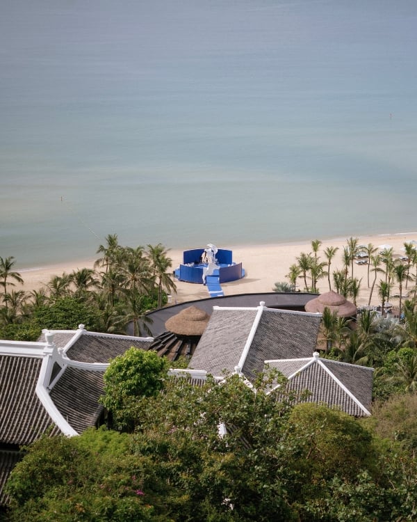 An Avant-Garde Vietnamese Beach Wedding Splashed in Bold Blue