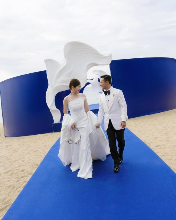 An Avant-Garde Vietnamese Beach Wedding Splashed in Bold Blue