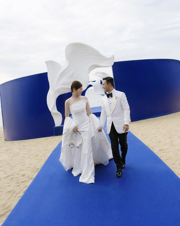 An Avant-Garde Vietnamese Beach Wedding Splashed in Cobalt Blue — photo 1