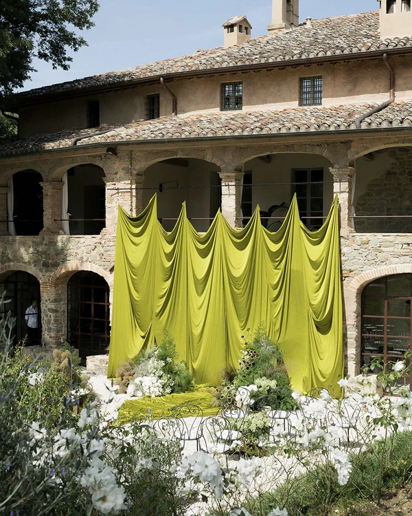 A Bold Destination Wedding in Umbria with Chartreuse Drapery & a Surprise Movie Moment — photo 2