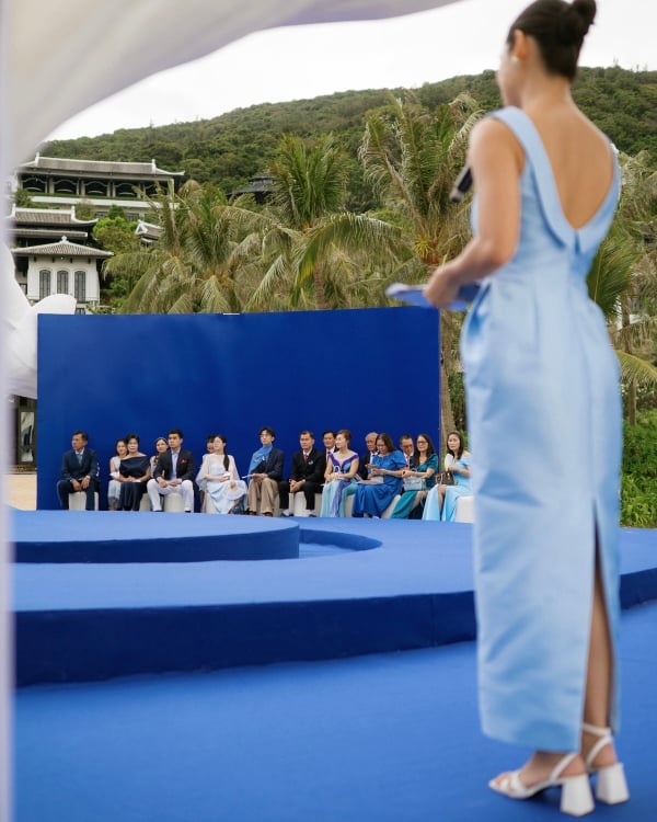 An Avant-Garde Vietnamese Beach Wedding Splashed in Bold Blue