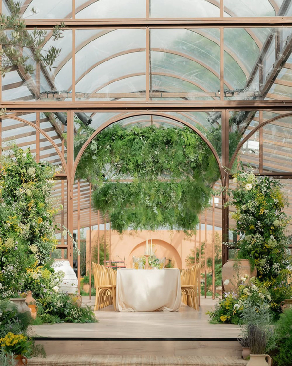 7 Creative Floral Installation & Arrangement Ideas for Modern Couples