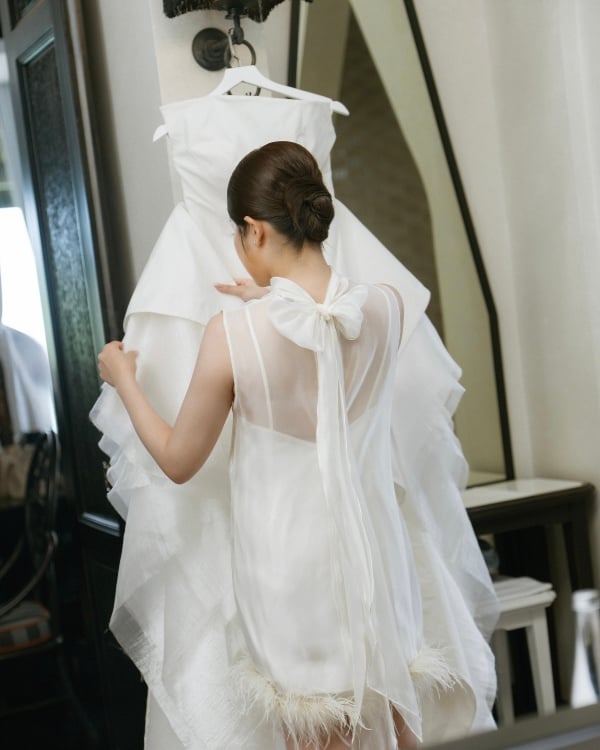 An Avant-Garde Vietnamese Beach Wedding Splashed in Bold Blue