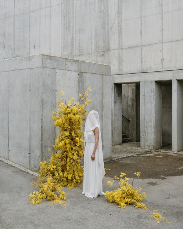 7 Creative Floral Installation & Arrangement Ideas for Modern Couples — photo 2