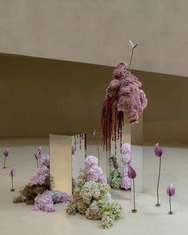 7 Creative Floral Installation & Arrangement Ideas for Modern Couples — photo 1