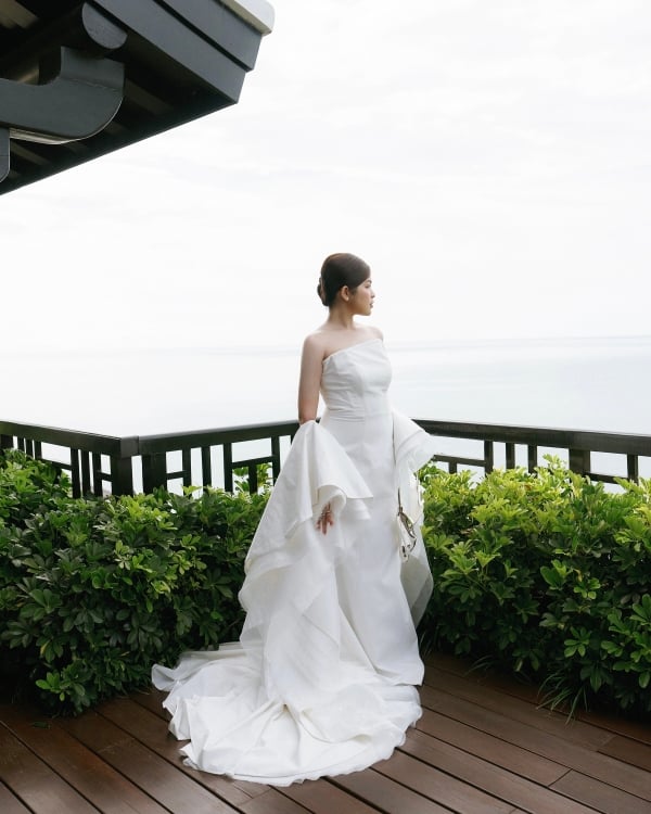 An Avant-Garde Vietnamese Beach Wedding Splashed in Bold Blue