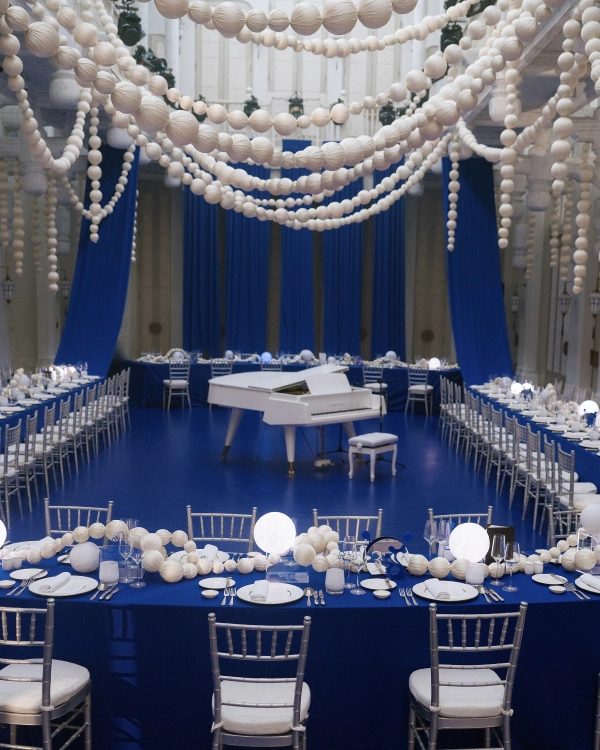 An Avant-Garde Vietnamese Beach Wedding Splashed in Cobalt Blue — photo 2