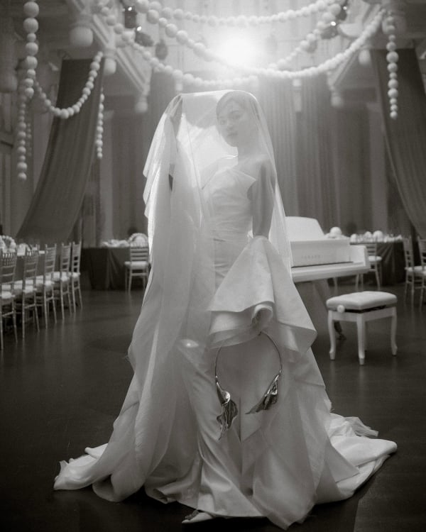 An Avant-Garde Vietnamese Beach Wedding Splashed in Bold Blue