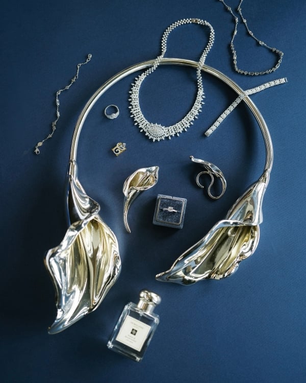 An Avant-Garde Vietnamese Beach Wedding Splashed in Bold Blue