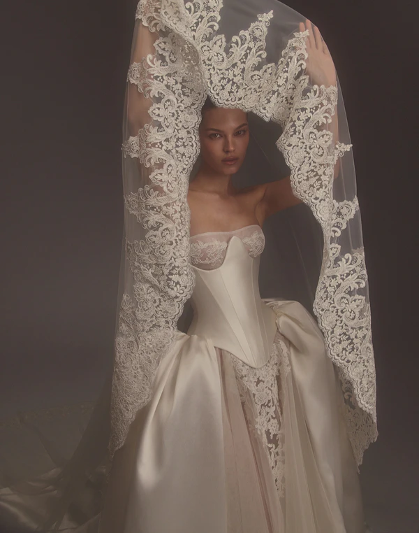 <a href="https://www.instagram.com/zuleyhakuruwedding/p/Dam8Dj5Ixps/">Eden Aharon</a>
