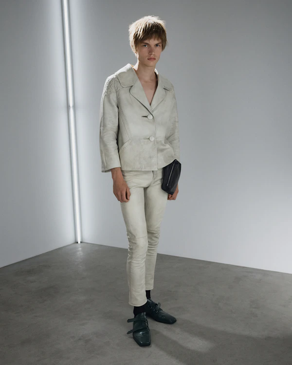 <a href="https://www.instagram.com/p/DZ3IIQlmvd7/?img_index=4">Prada</a>