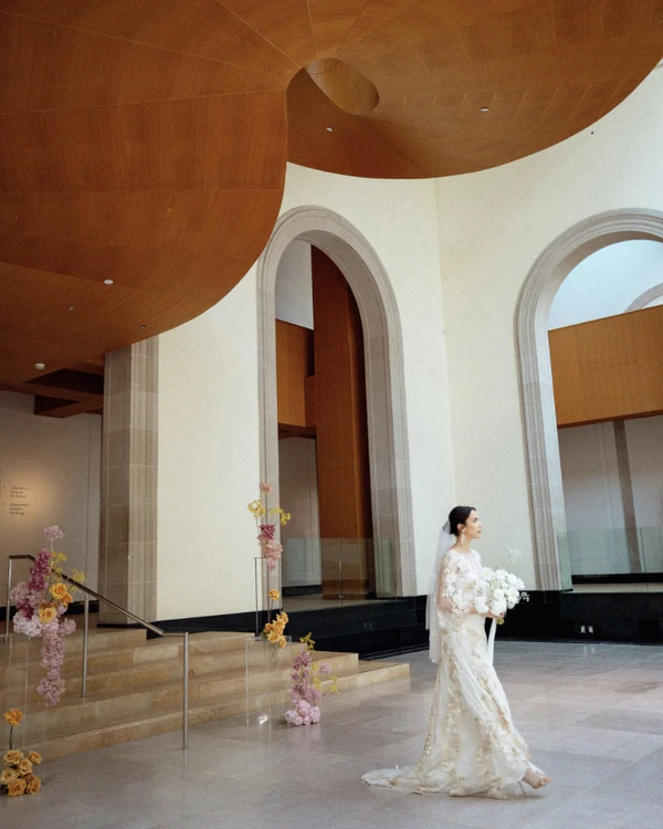 A Vibrant Wedding Shoot at the Art Gallery of Ontario — photo 1