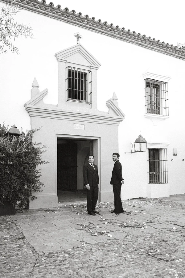 An Artist & Designer’s Art-Driven Spanish Wedding at a 16th-Century Cortijo, Drenched in Citrus and Calla Lilies