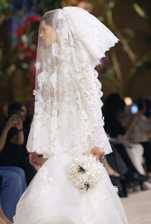 <a href="https://www.chanel.com/gb/haute-couture/26khc/look-50/">Chanel</a>