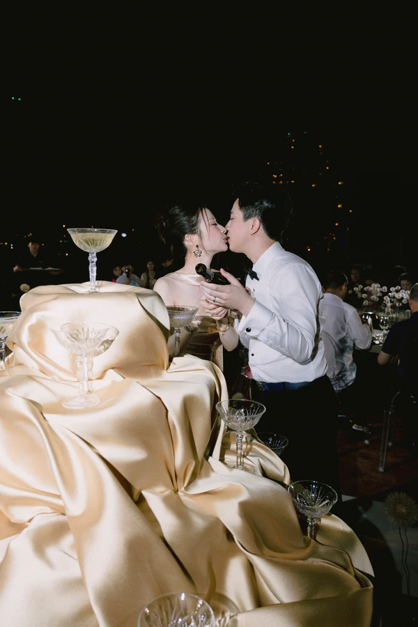 A Cinematic Beach Wedding in Vietnam with a Sunset Ceremony Framed by Dandelions