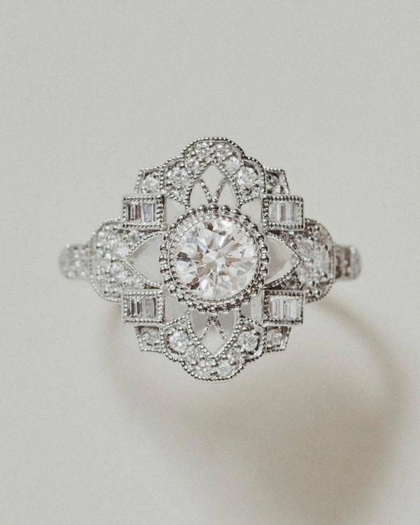 <a href="https://www.instagram.com/p/DP8QIsfDYNy/?img_index=1">Stone Paris</a>