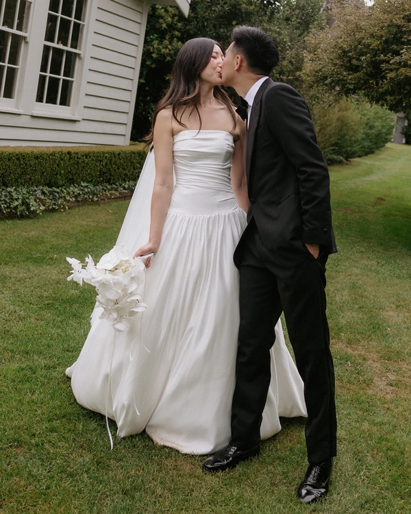 An Elegant Garden Wedding with a Traditional Korean Twist