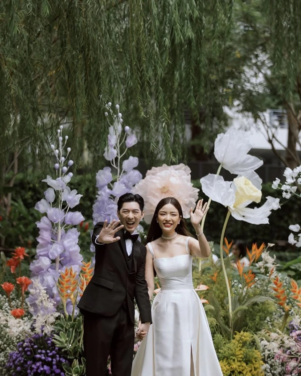Trend: Giant Paper Flower Installations