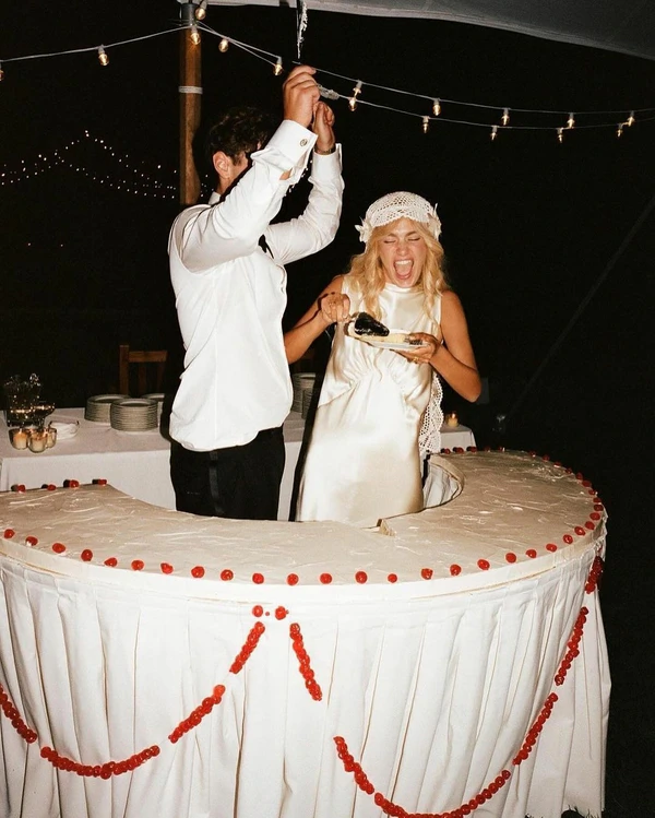 Trend: Giant Single-Tier Wedding Desserts