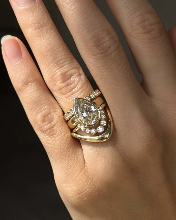 <a href="https://www.instagram.com/p/DTGUpiokqmG/">SOFIA KAMAN Ring</a>&nbsp;