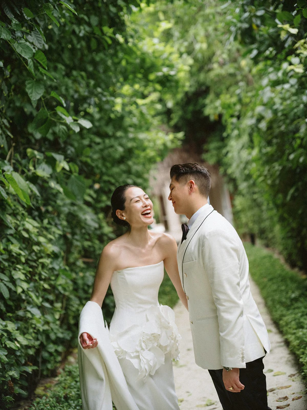 10,000 Lilies & Turquoise Waters Framed This Dreamy Beach Wedding in the Maldives