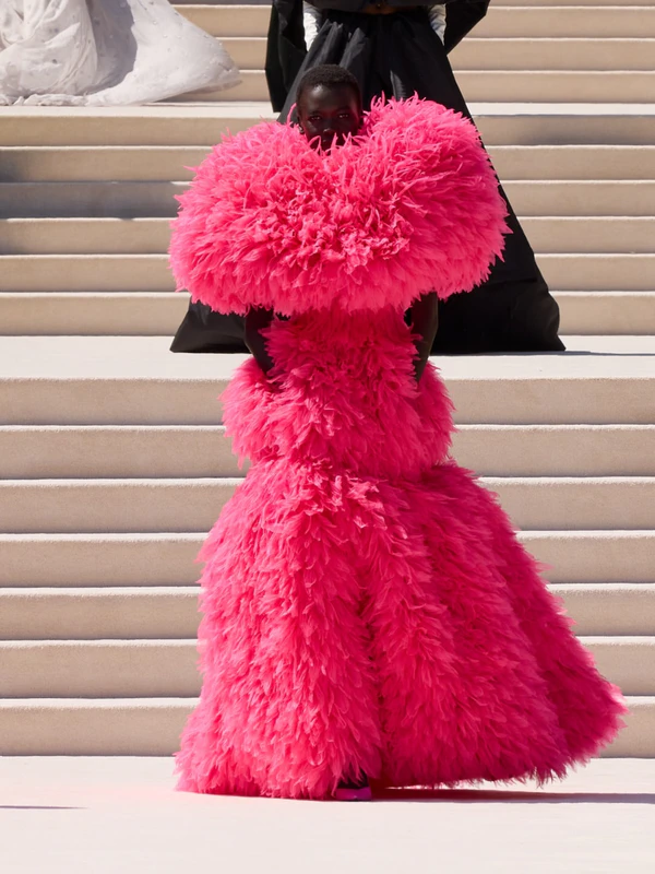<a href="https://www.instagram.com/p/DaixlMICHzJ/?hl=en&amp;img_index=4">Balenciaga</a>