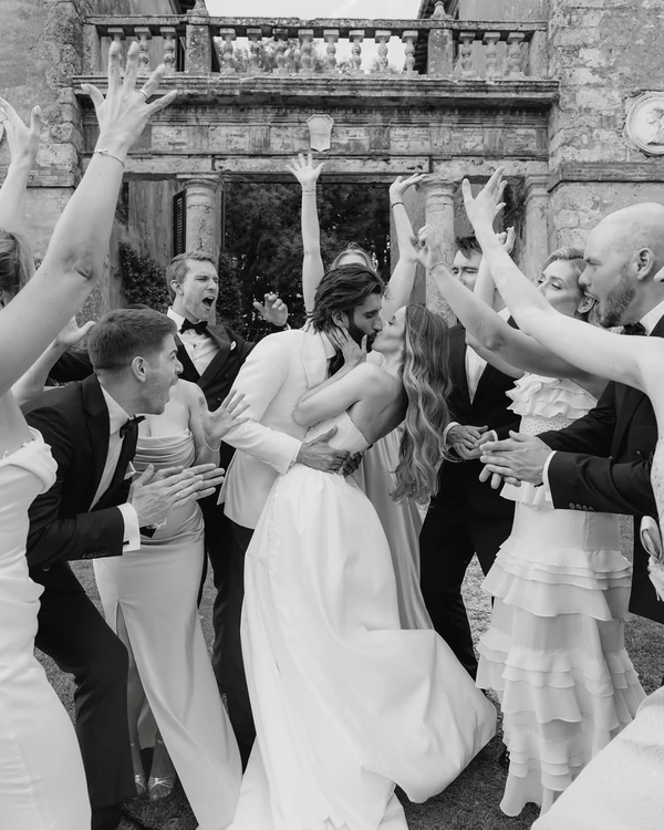 Photography: <a href="https://www.instagram.com/p/Db-MjXNAvwv/?img_index=1">Vijo Wedding</a>