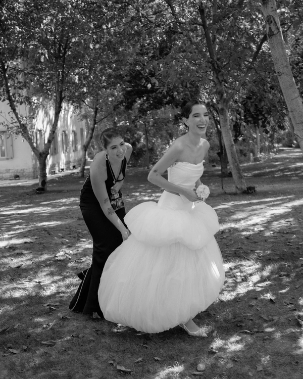 A Chic Sun-Drenched Wedding Amongst a Free-Range Farm Estate — photo 1