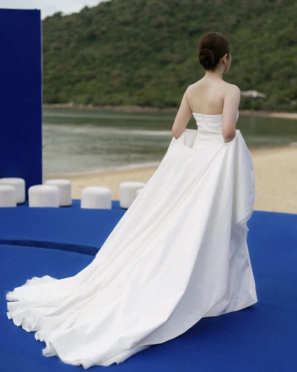 An Avant-Garde Vietnamese Beach Wedding Splashed in Cobalt Blue