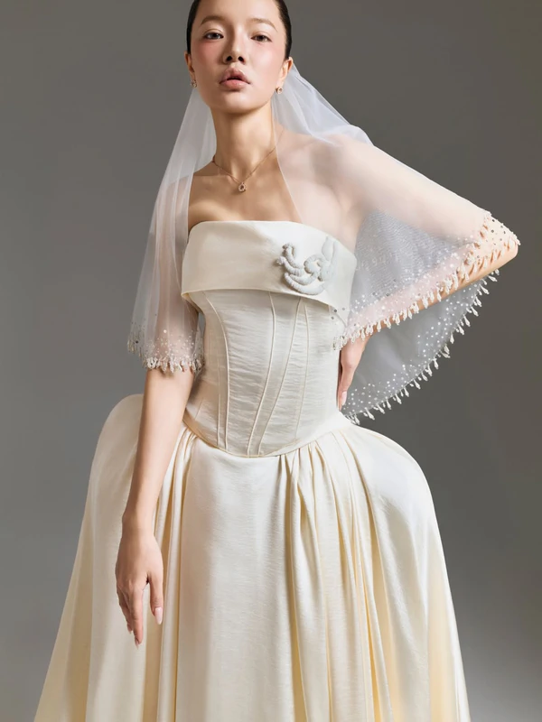 <a href="https://www.instagram.com/thewed/p/DYFxFApEdbM/">Linh Doan Atelier,</a> Photography: <a href="https://www.instagram.com/huynguyenn.duc/">Huy Nguyen</a> 