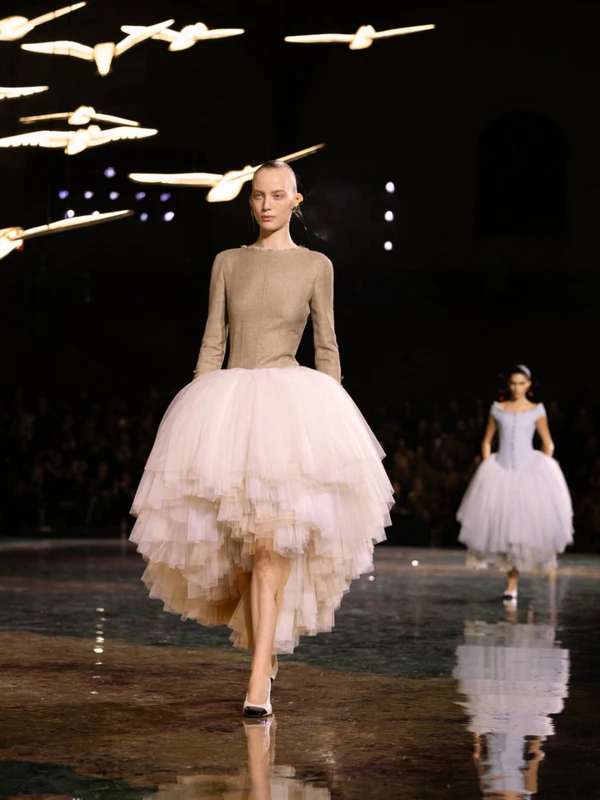 <a href="https://www.chanel.com/gb/fashion/p/27S-PODIUM-015/look-15/">Chanel</a>