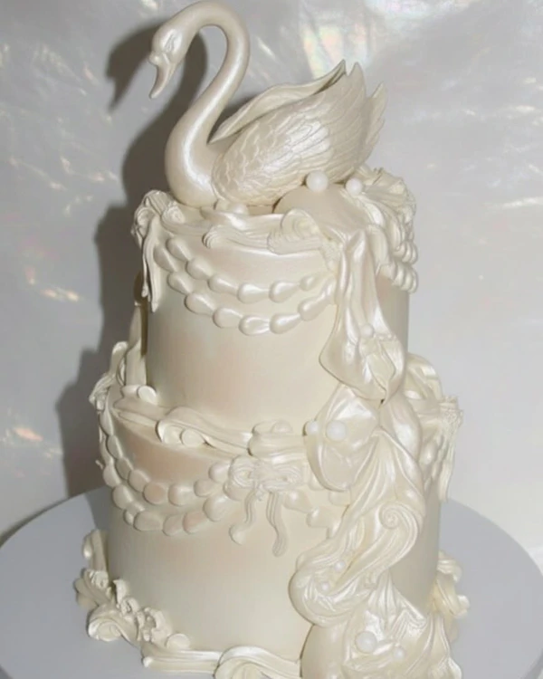 <a href="https://www.instagram.com/p/DUqR0SlEu2w/" target="_blank">Antique Cakes</a>