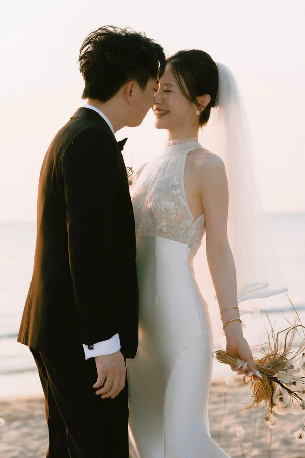 A Cinematic Beach Wedding in Vietnam with a Sunset Ceremony Framed by Dandelions