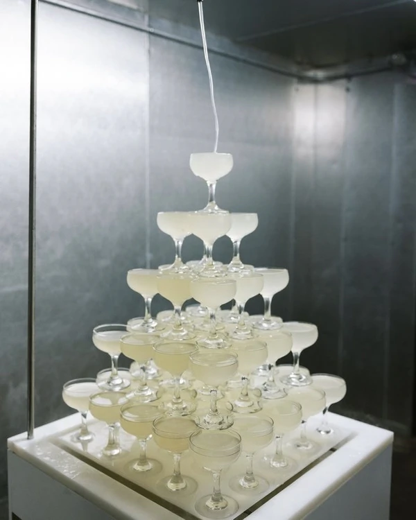 40 Trendy Ideas for Serving Your Wedding Cocktails