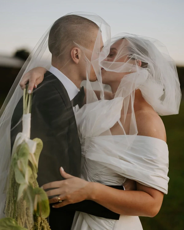 10 Photographer-Backed Wedding Portrait Pose Ideas to Save to Your Mood Board