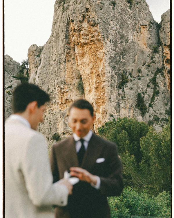 A Mediterranean Sunset Soirée With a Fresh Citrus Sixties Twist