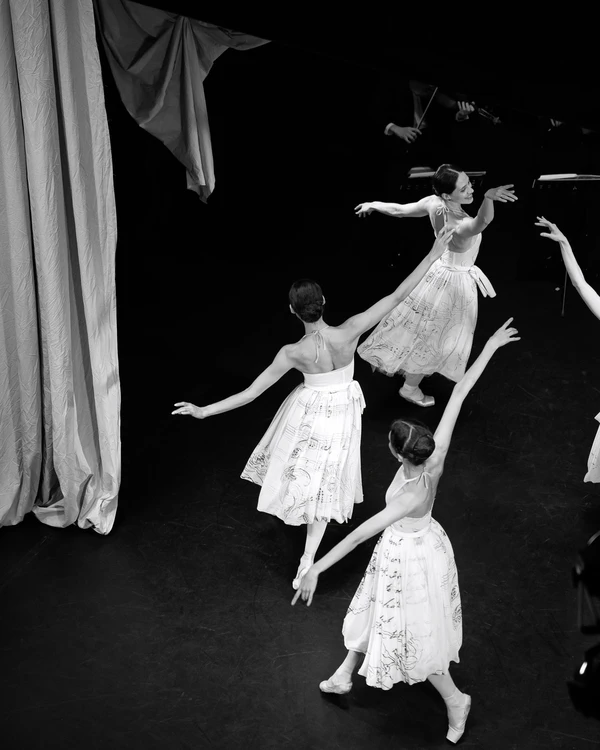 A Dreamlike Wedding with Enchanting Ballerinas & Art in a Historic Palace