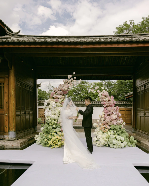 A Pastel-Drenched Chinese Celebration at Amandayan Amid the Mountainscapes of Lijiang