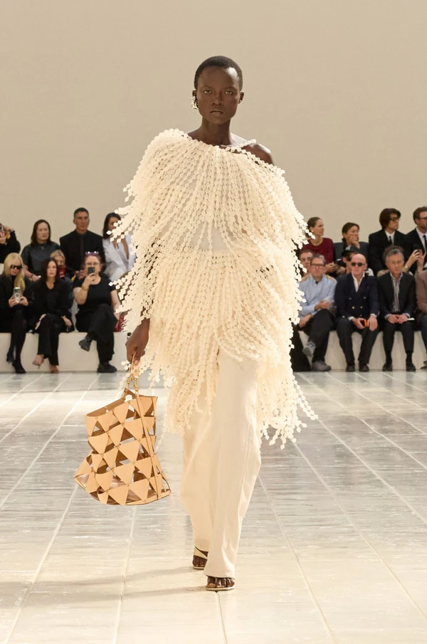 <a href="https://www.balenciaga.com/en-gb/summer-27?start=60">Balenciaga</a>