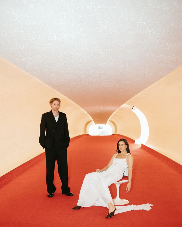 A Chic Wedding at a Retro New York City Airport — photo 1