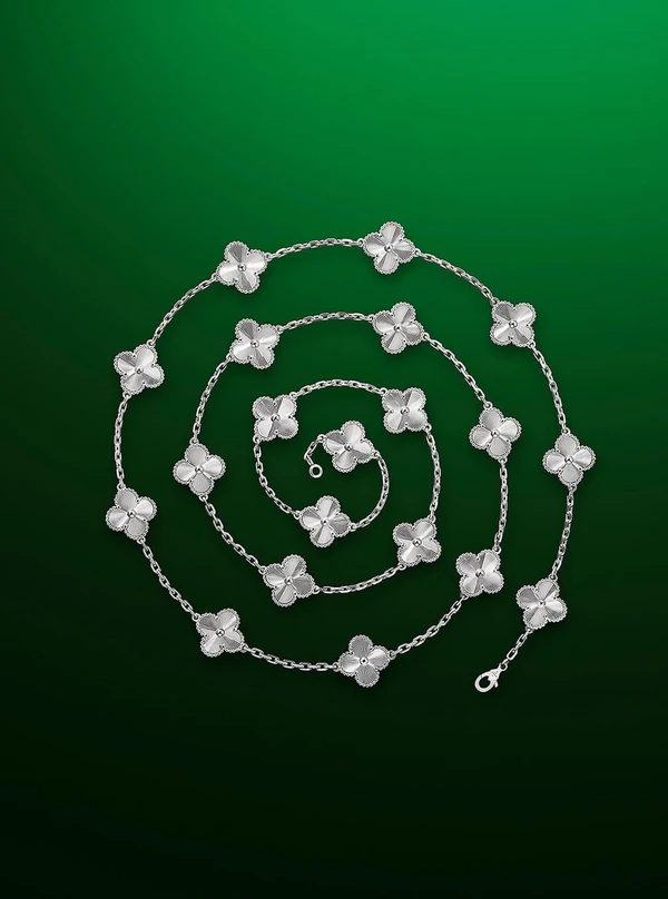 <a href="https://www.instagram.com/p/DAljEzziEA0/?img_index=2">Van Cleef & Arpels</a>